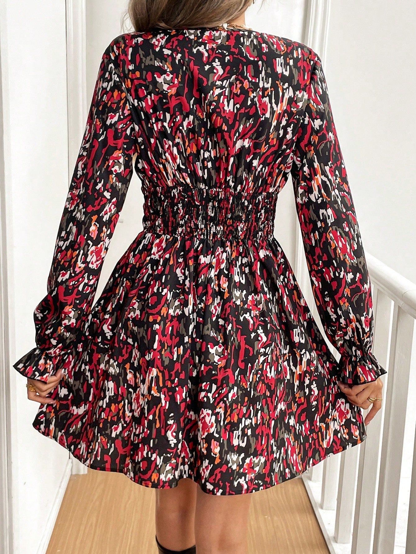 Elegantes Minikleid mit V-Ausschnitt und langen Ärmeln – Abstrakter Print