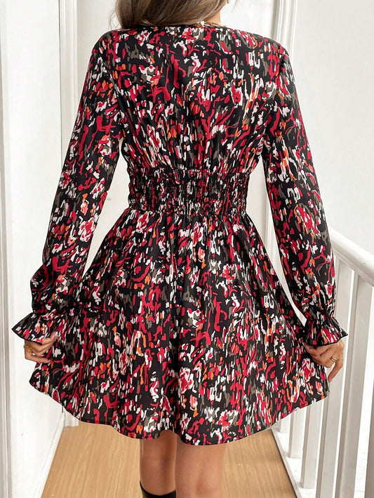 Elegantes Minikleid mit V-Ausschnitt und langen Ärmeln – Abstrakter Print