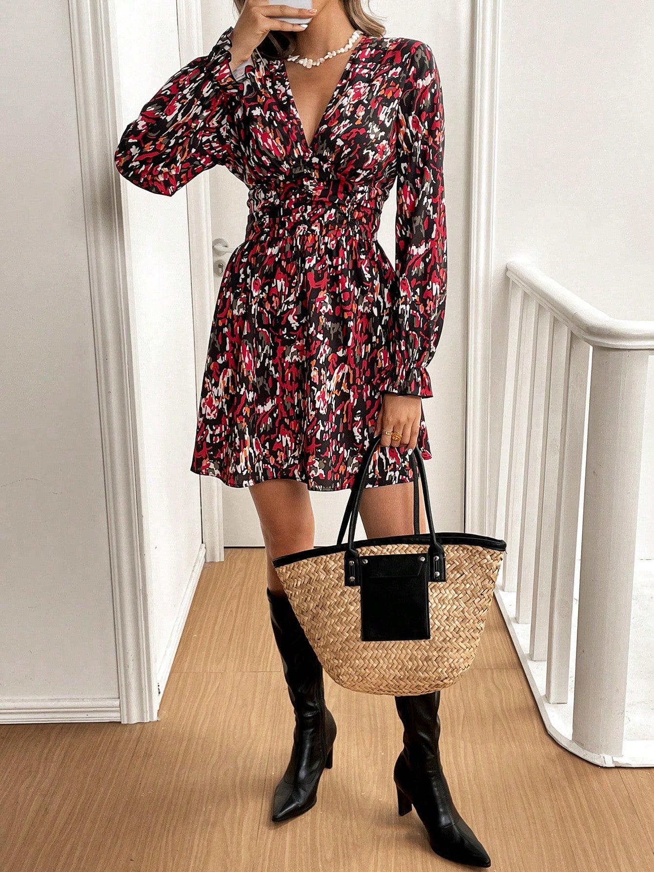 Elegantes Minikleid mit V-Ausschnitt und langen Ärmeln – Abstrakter Print