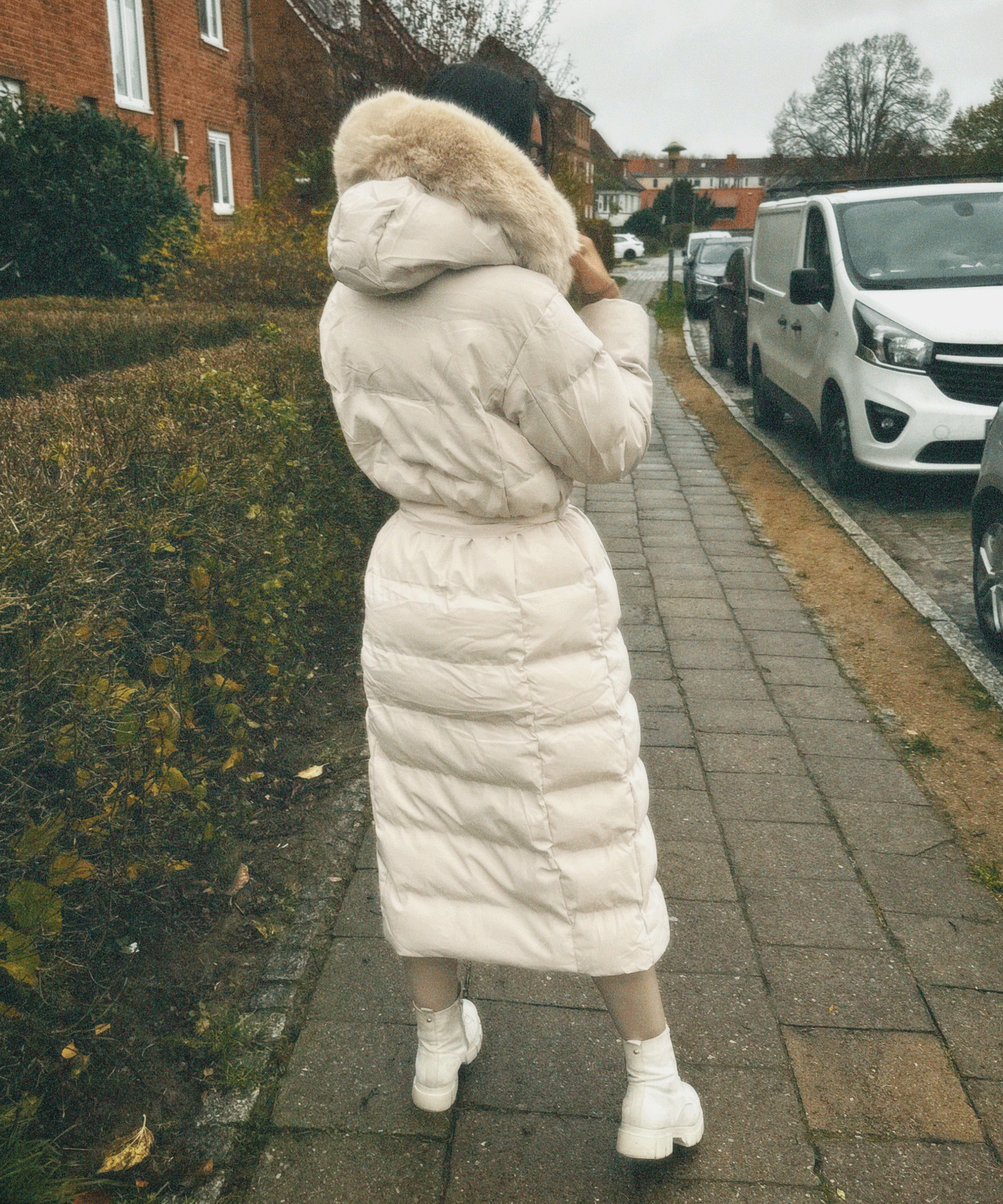 Langer Steppmantel mit Kapuze und Fell für Winter Damen
