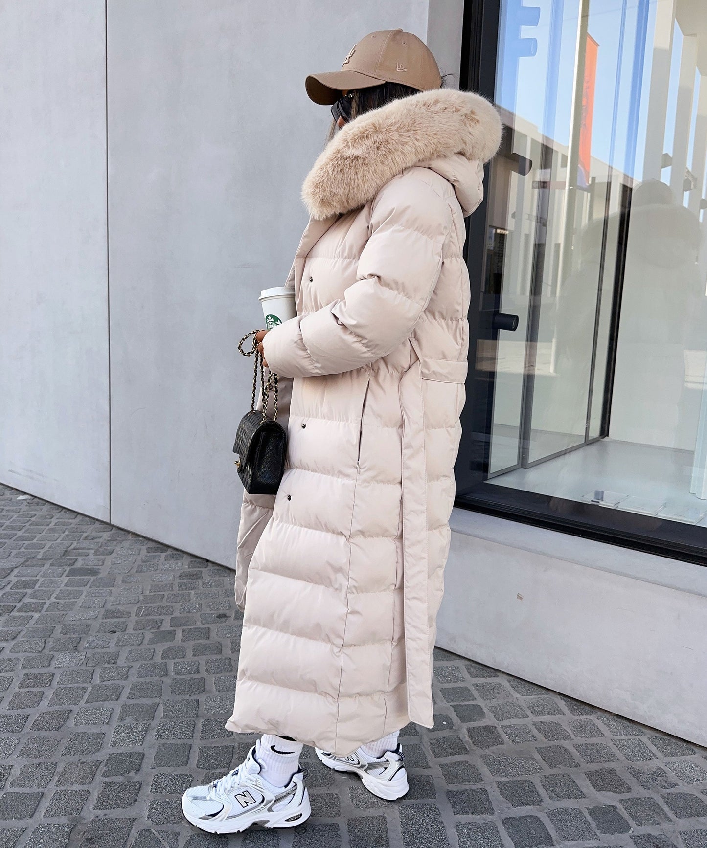Langer Steppmantel mit Kapuze und Fell für Winter Damen