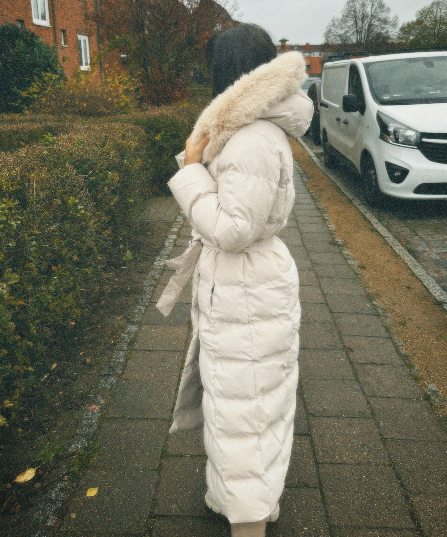 Langer Steppmantel mit Kapuze und Fell für Winter Damen