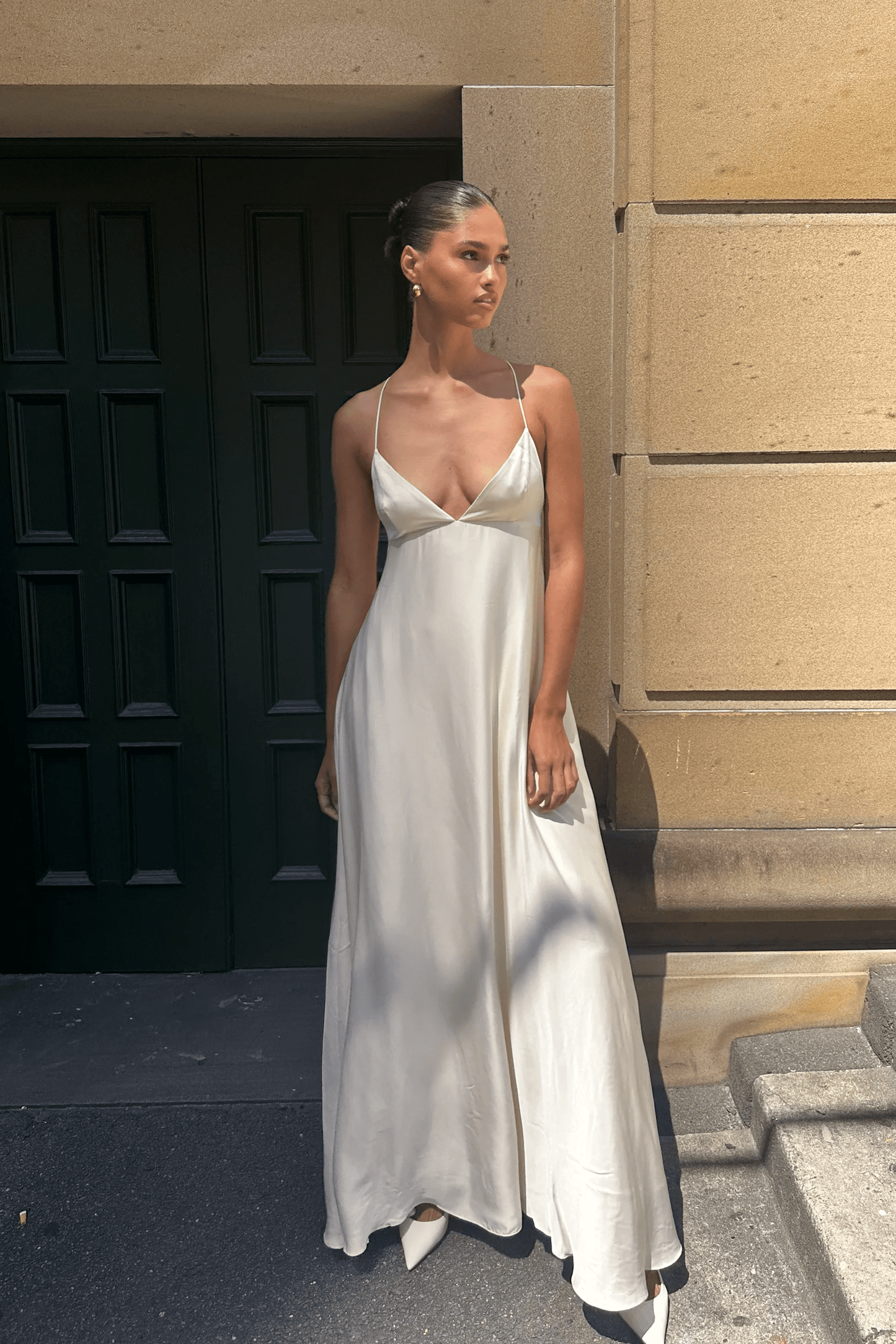 Weißes elegantes Damenkleid für besondere Anlässe