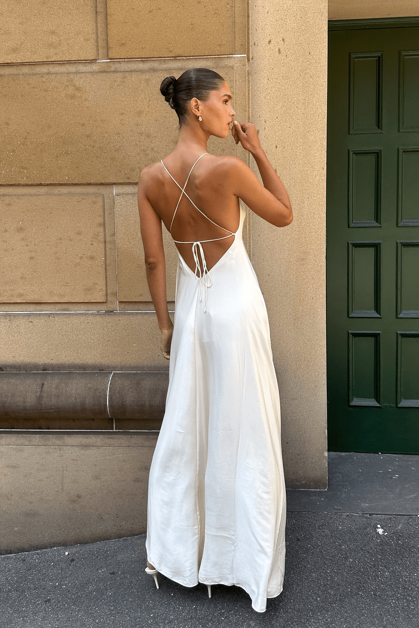 Weißes elegantes Damenkleid für besondere Anlässe