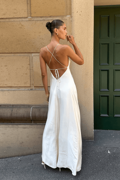 Weißes elegantes Damenkleid für besondere Anlässe