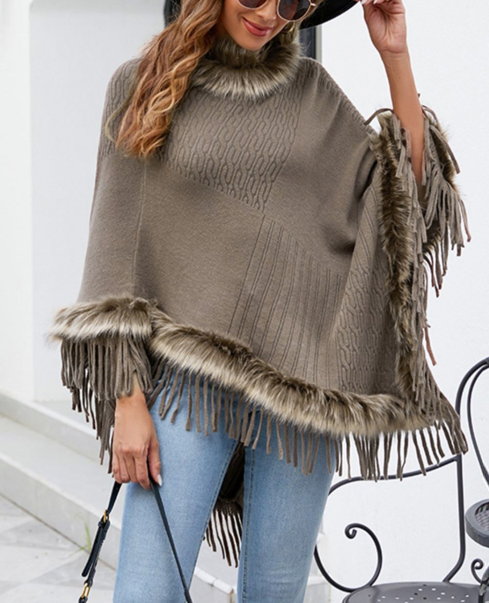 Schicker Poncho mit Kunstfell und Fransen für Frauen