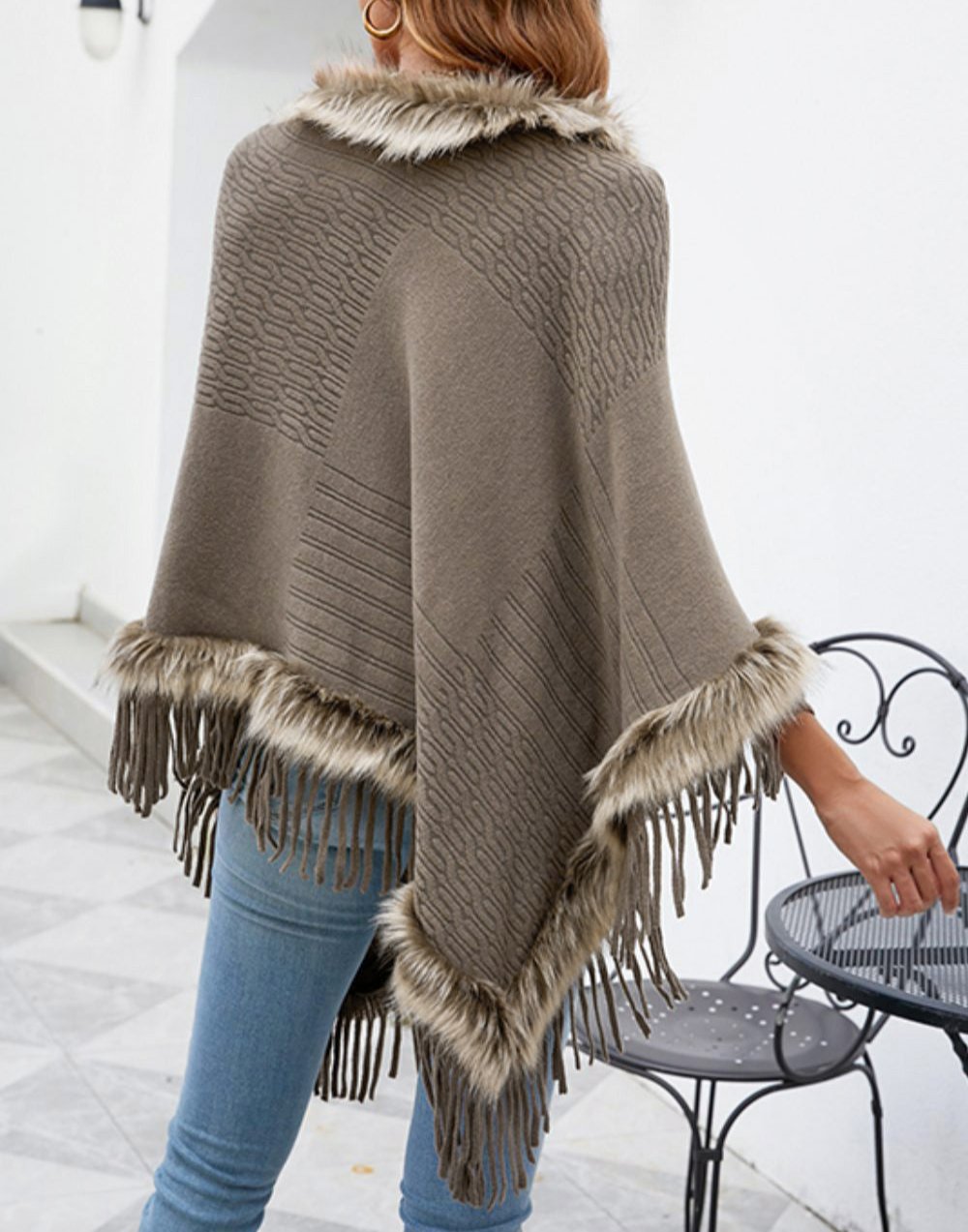 Schicker Poncho mit Kunstfell und Fransen für Frauen
